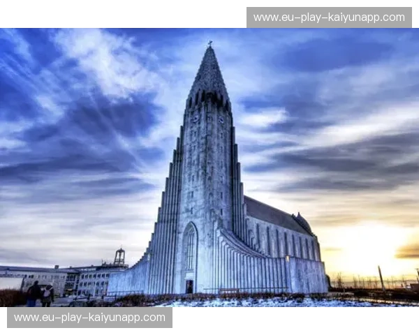 冰岛双城记：塞伊奈与雷克雅未克的浪漫较量